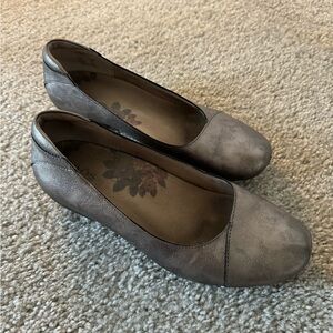 Pewter Taos dress shoes - size 7
